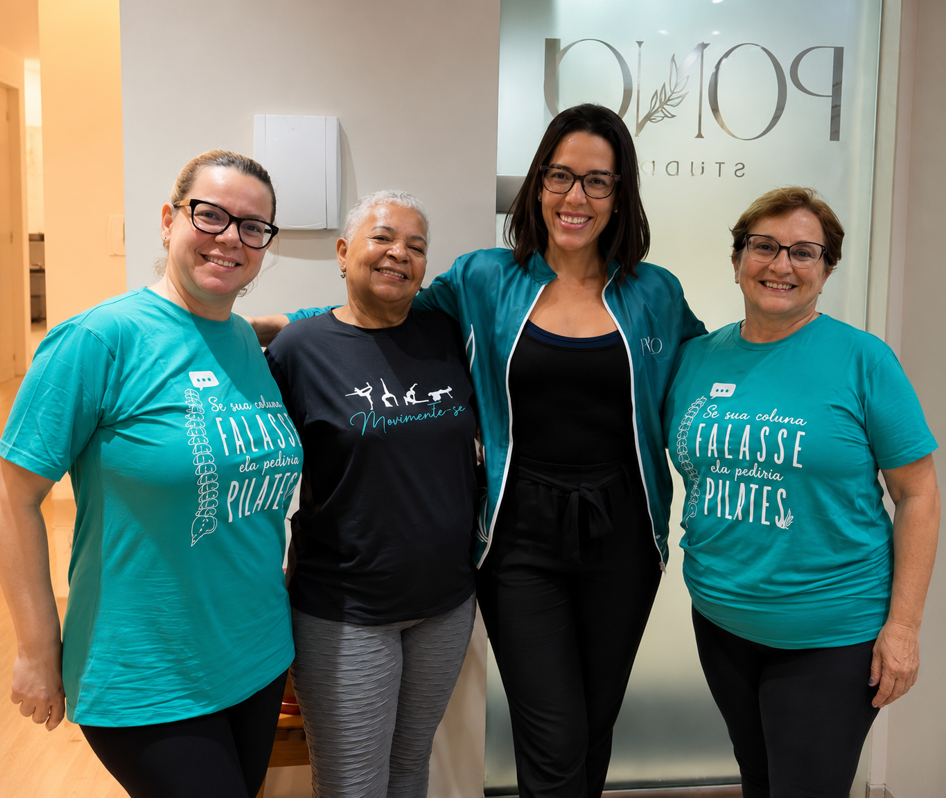 Equipe e alunas da Pono Pilates reunidas no estúdio
